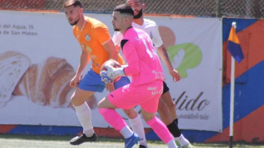 Carlos Martínez, portero del Panadería Pulido San Mateo, se dispone a sacar el balón, en un lance del choque de ayer. | | P. P. SAN MATEO