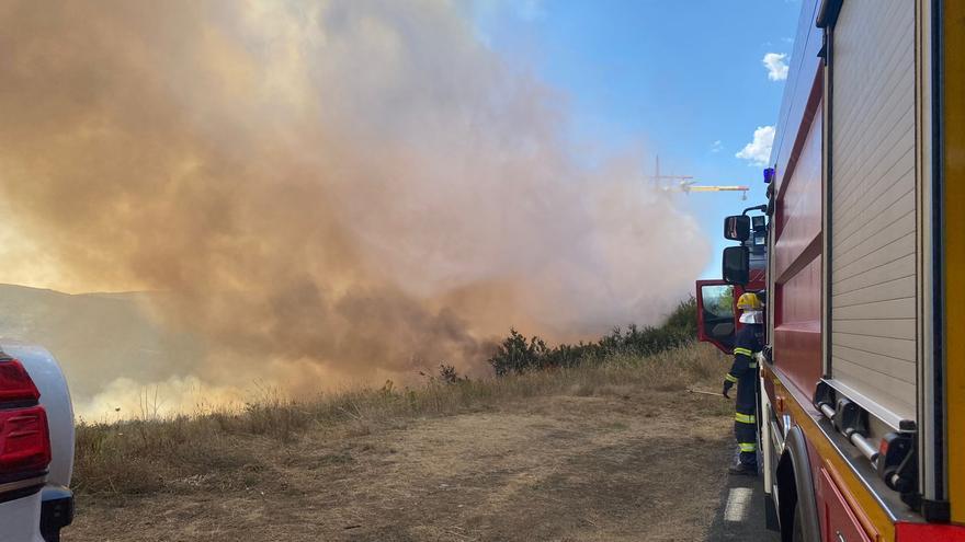 Un incendio en Boborás obliga a cortar el tren con Santiago
