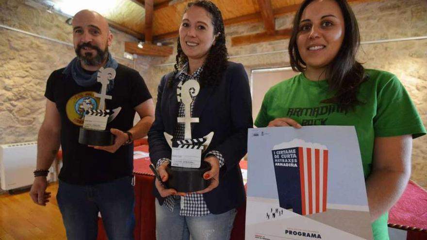 Chuco Briones, Silvia Díaz y Laura Currás, con los premiso Áncoras de Ouro y Prata. // Gustavo Santos