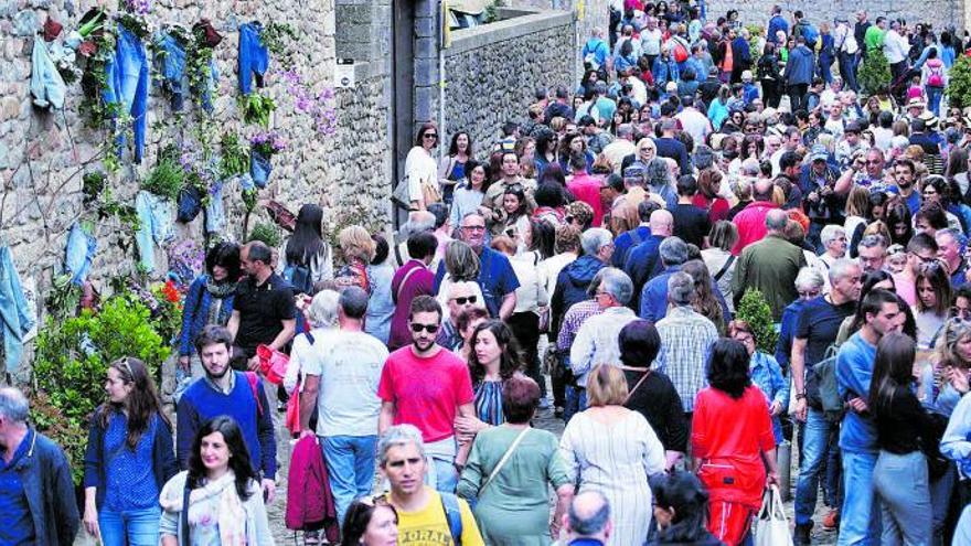 Els carrers i espais més emblemàtics del barri vell tornaran a ser un formigueig de gent durant la mostra floral. | MARC  MARTÍ