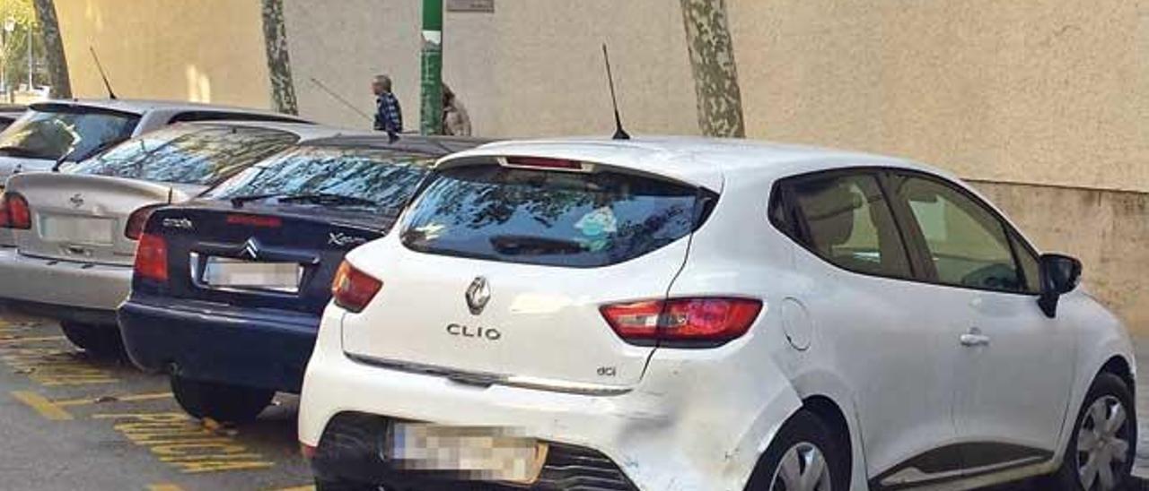 El Renault Clio blanco, con abolladuras, estacionado ante la Jefatura de Policía tras la persecución.