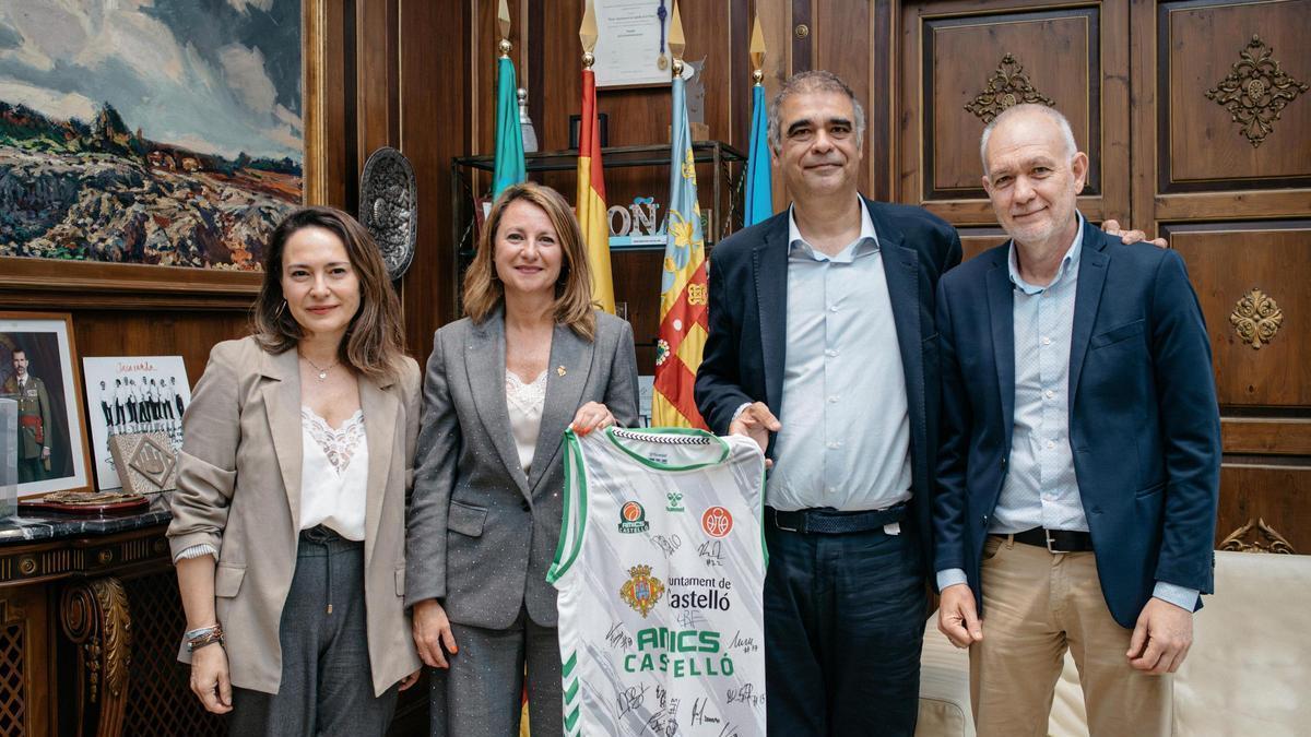 La alcaldesa de Castellón, Begoña Carrasco (c), la edil de Deportes, Maica Hurtado (i), Fortuño y Chaparra (d).