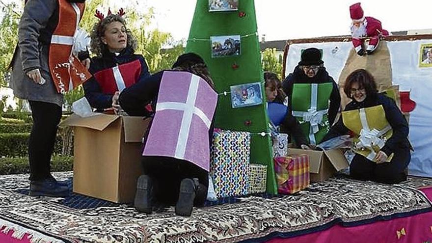 220 personas y 16 carrozas desfilan en la cabalgata de los Reyes Magos