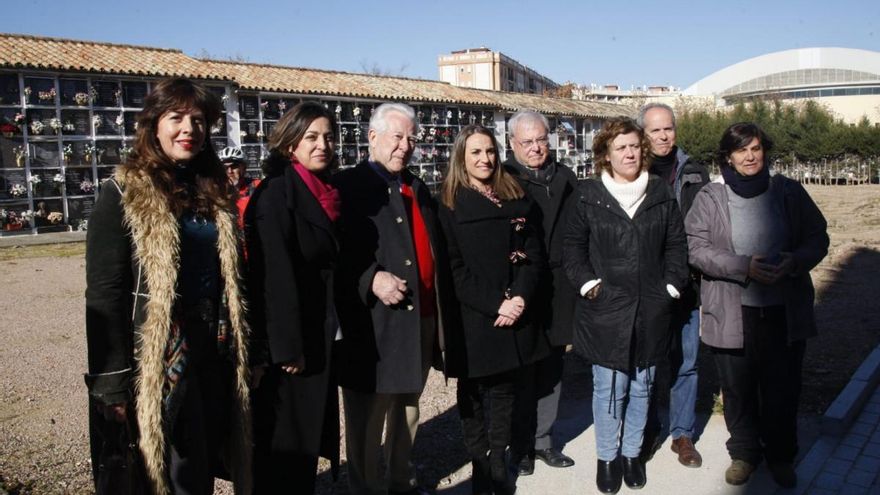 La alcaldesa garantiza que el Ayuntamiento se hará cargo de las exhumaciones si falla la Junta