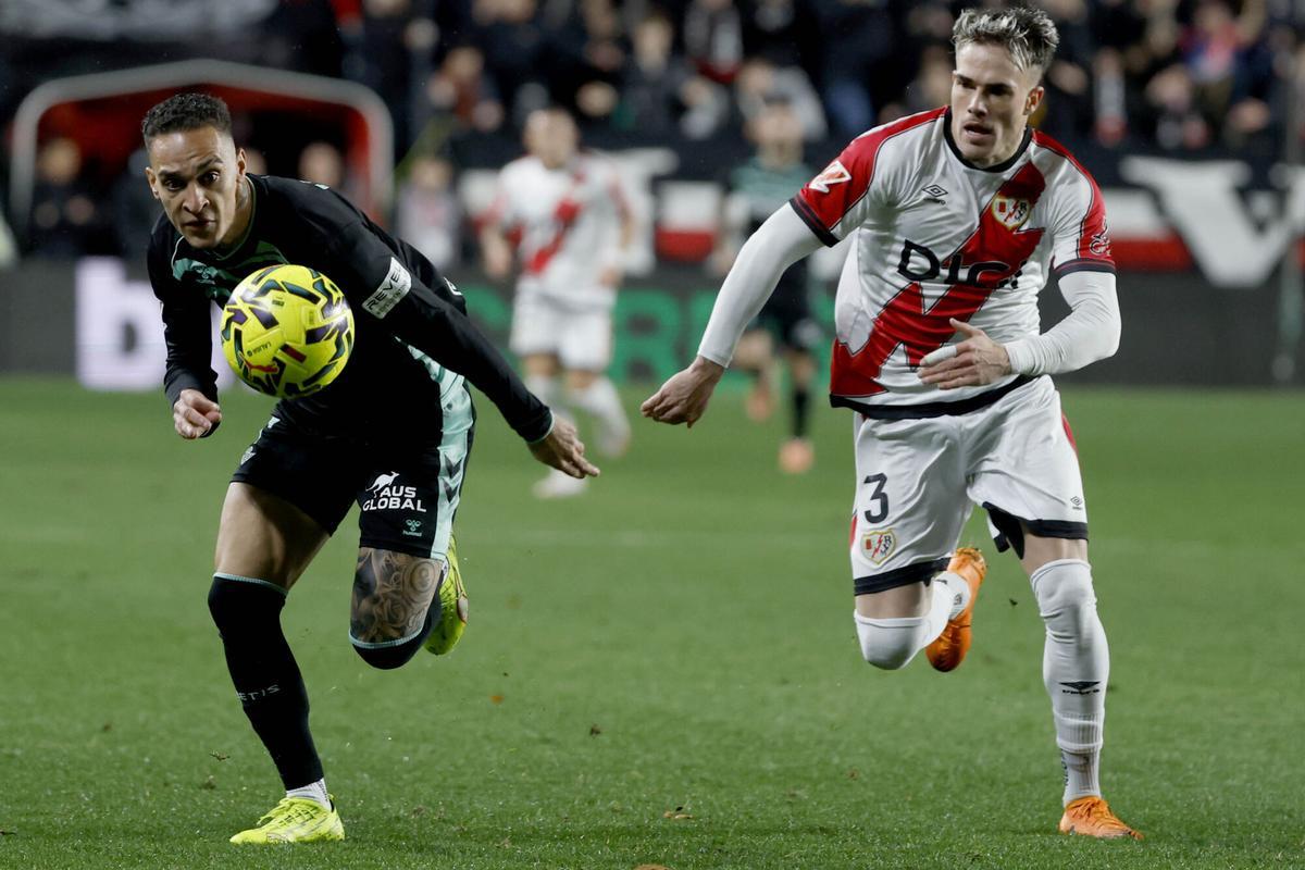 El lateral del Rayo Jose Chavarría (d) pelea un balón con Antony dos Santos, del Betis.