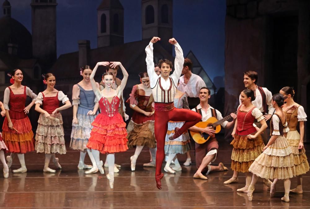 La Compañía Nacional de Danza hizo vibrar al público vigués con una versión del ballet clásico en la que revisa la figura del célebre hidalgo.