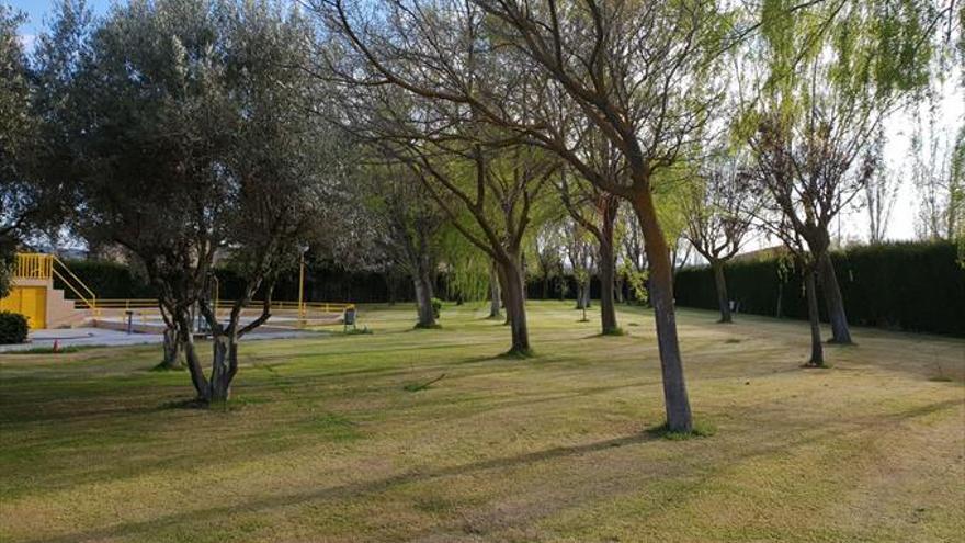 Los usuarios de las piscinas disfrutarán de una zona renovada