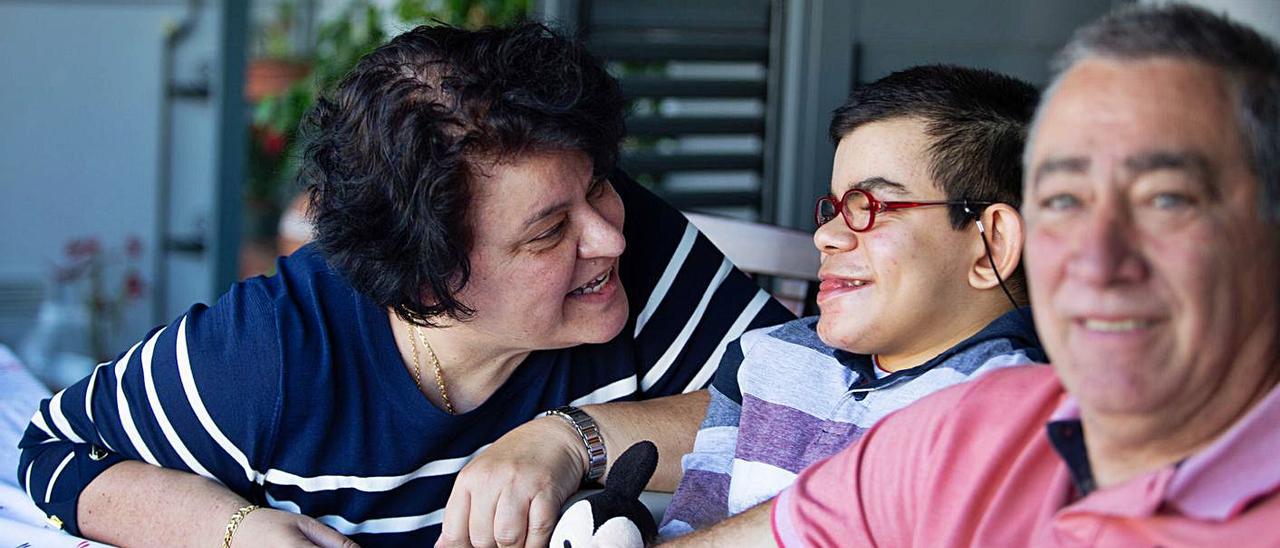 Carmen Escandell y José Antonio Catalán, con su hijo Juan Carlos, ayer, en su casa.