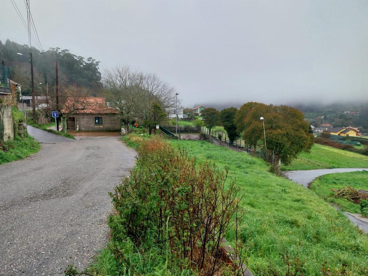 El acceso y el entorno de la Casa da Aldea de Meiro, donde se prevé celebrar este año el Encontro do Millo Corvo, en Bueu.