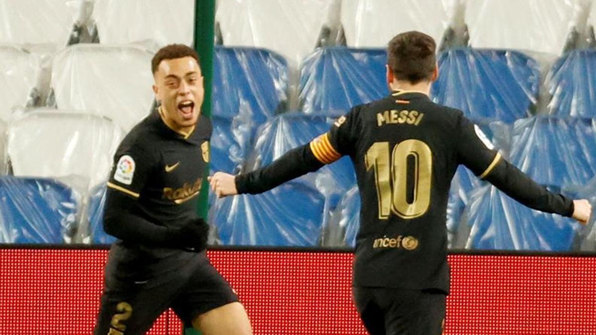 Sergiño Dest celebra con Leo Messi uno de sus goles
