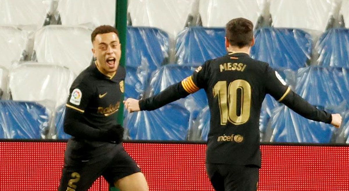 Sergiño Dest celebra con Leo Messi uno de sus goles