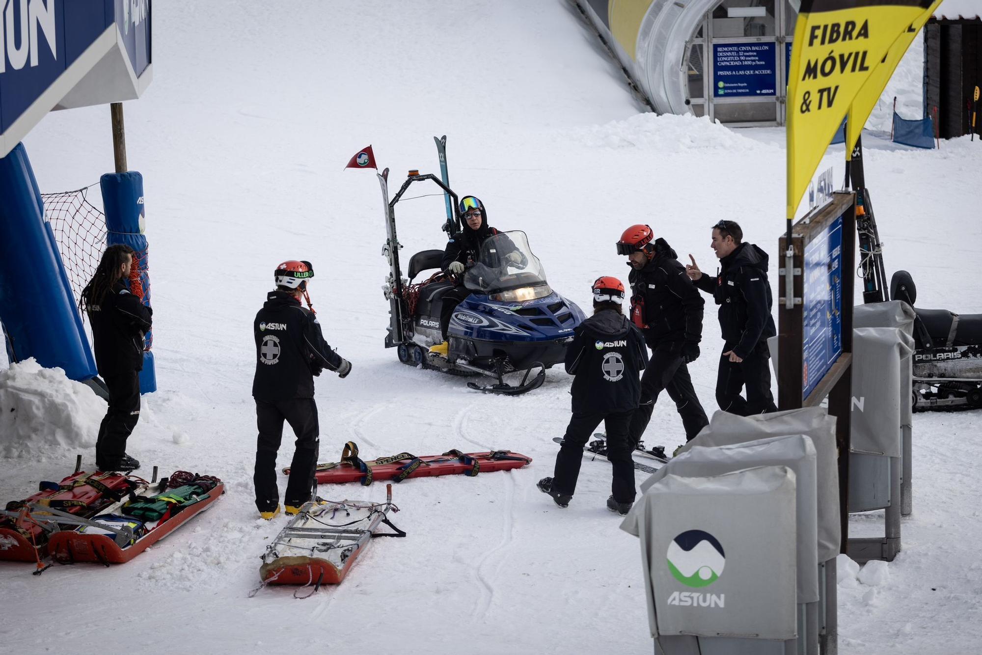 En imágenes | Así ha quedado la estación de Astún tras el accidente de un telesilla
