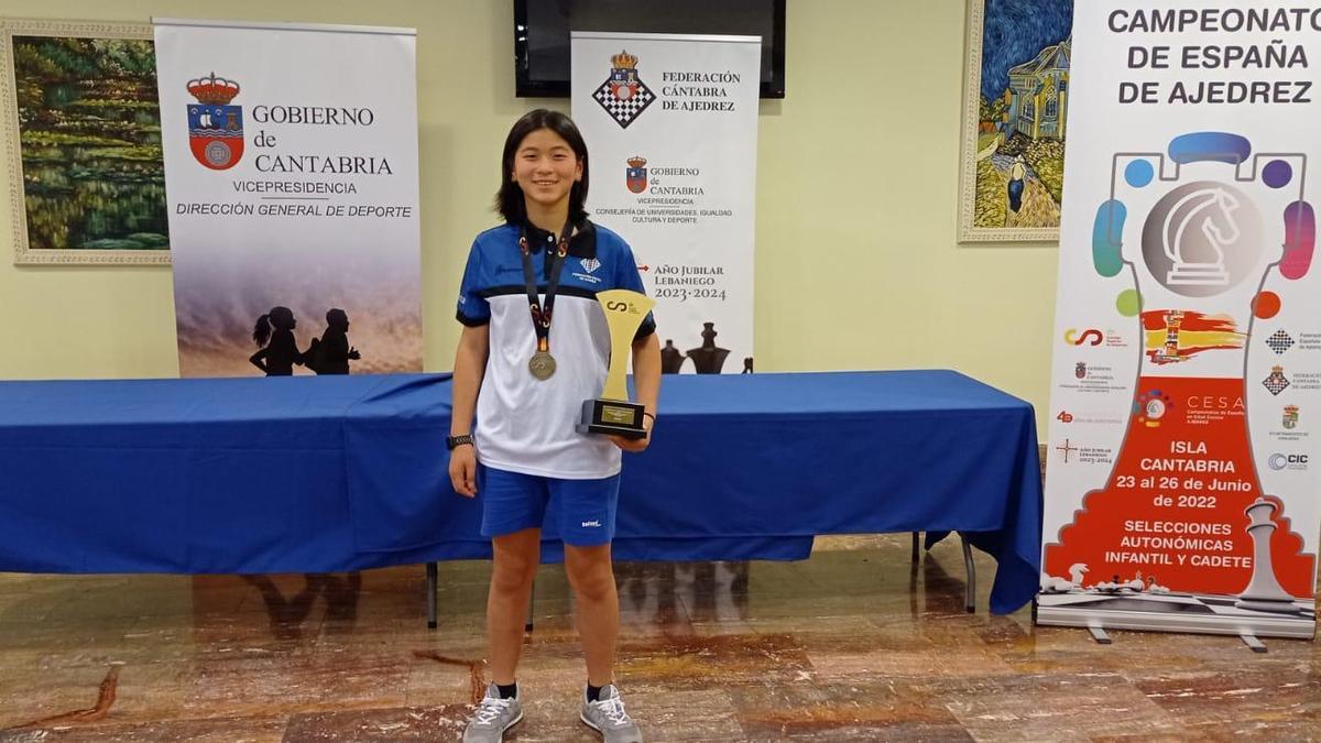 Irene Diz con el trofeo de campeona de España en Santander.