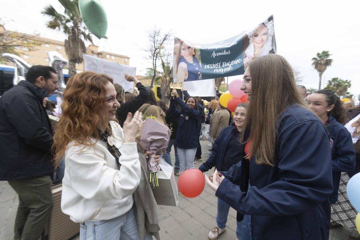 Las candidatas regresan a Alicante arropadas por una emotiva bienvenida de foguerers, en imágenes Las candidatas regresan a Alicante arropadas por una emotiva bienvenida de foguerers, en imágenes