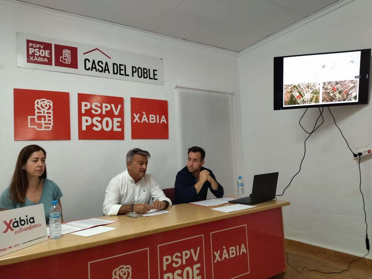 Montse Villaverde, José Chulvi y Sergio Camarasa, hoy, al explicar las soluciones en vivienda