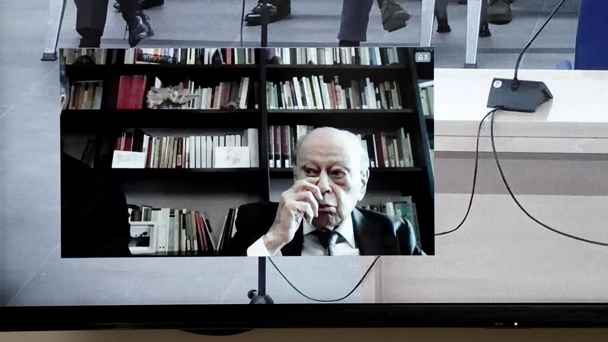 Jordi Pujol, en un monitor de la sala de premsa de l'Audiència Nacional, durant el judici que s'està celebrant