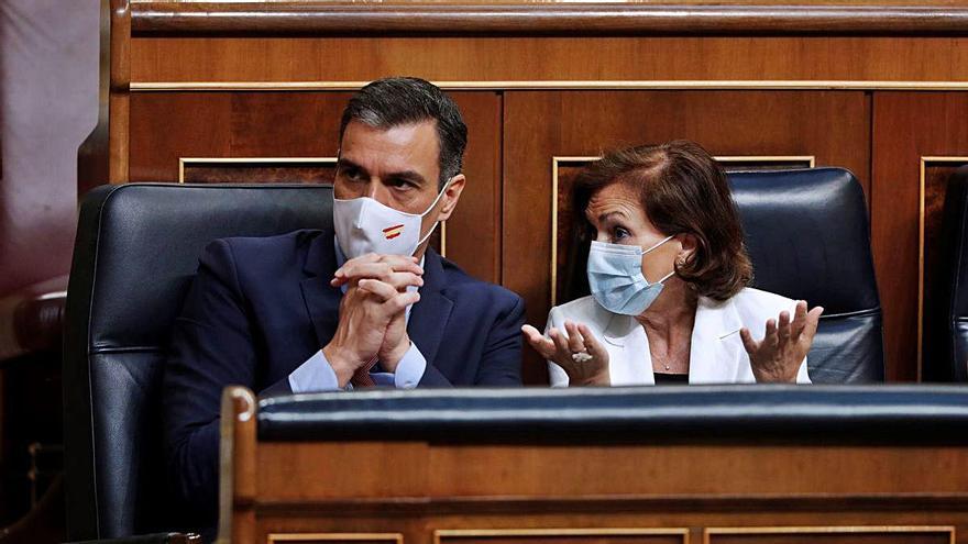 El presidente del Gobierno, Pedro Sánchez y la vicepresidenta primera, Carmen Calvo, ayer, durante el pleno del Congreso.