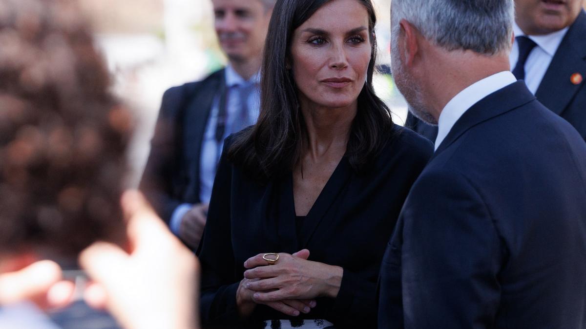 La reina Letizia, con falda de Massimo Dutti