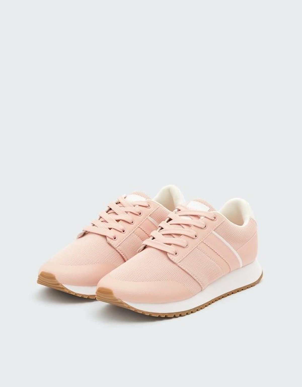 Deportivo combinado rosa de Pull&amp;Bear. (Precio: 25, 99 euros. Precio rebajado: 12, 99 euros)