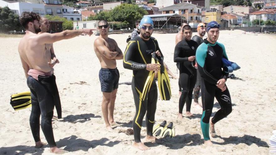 Una prueba de selección anterior de socorristas para las playas de Bueu. |   // SANTOS ÁLVAREZ