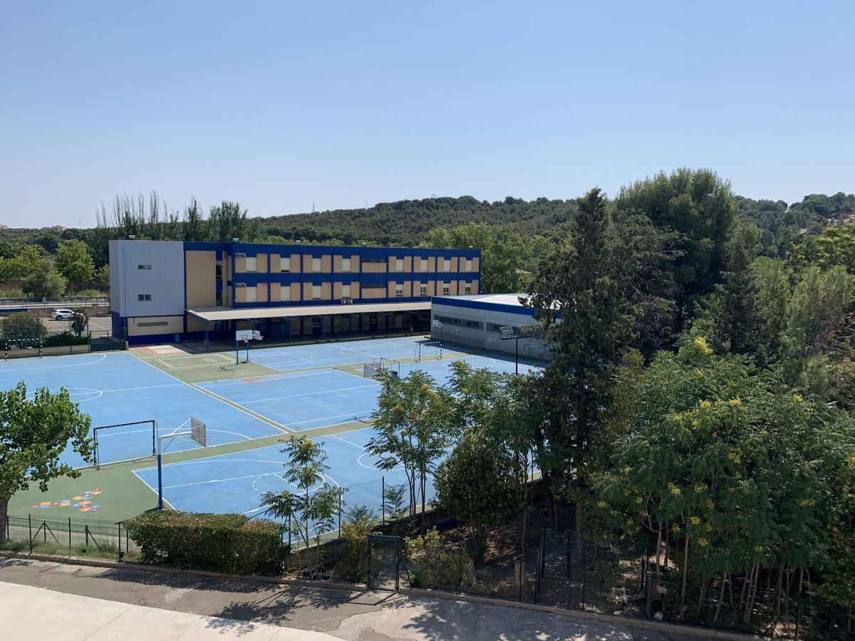 El patio azul y otras instalaciones del Colegio Sagrada Familia.
