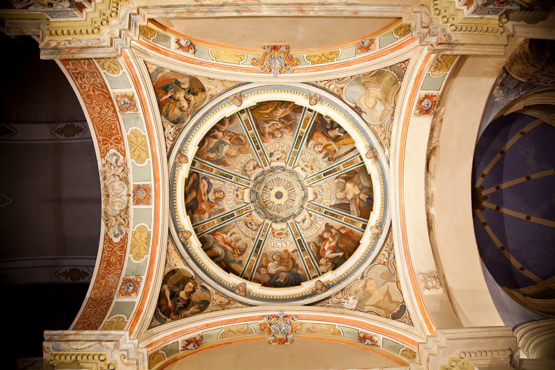 Por dentro, la iglesia de Santa María es una absoluta maravilla.