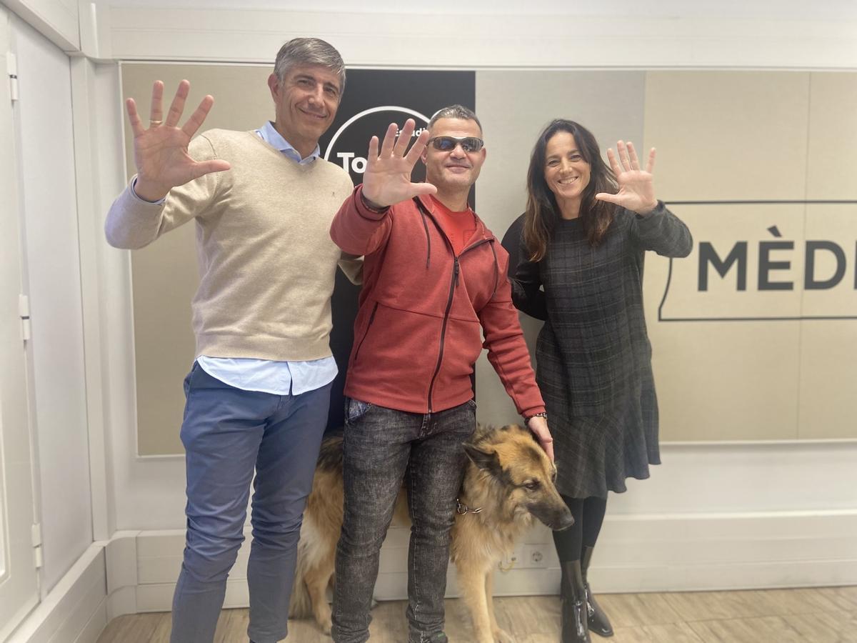 Fermín Rodríguez y Carmen Monteagudo, de 'Esports À Punt', con un invitado.