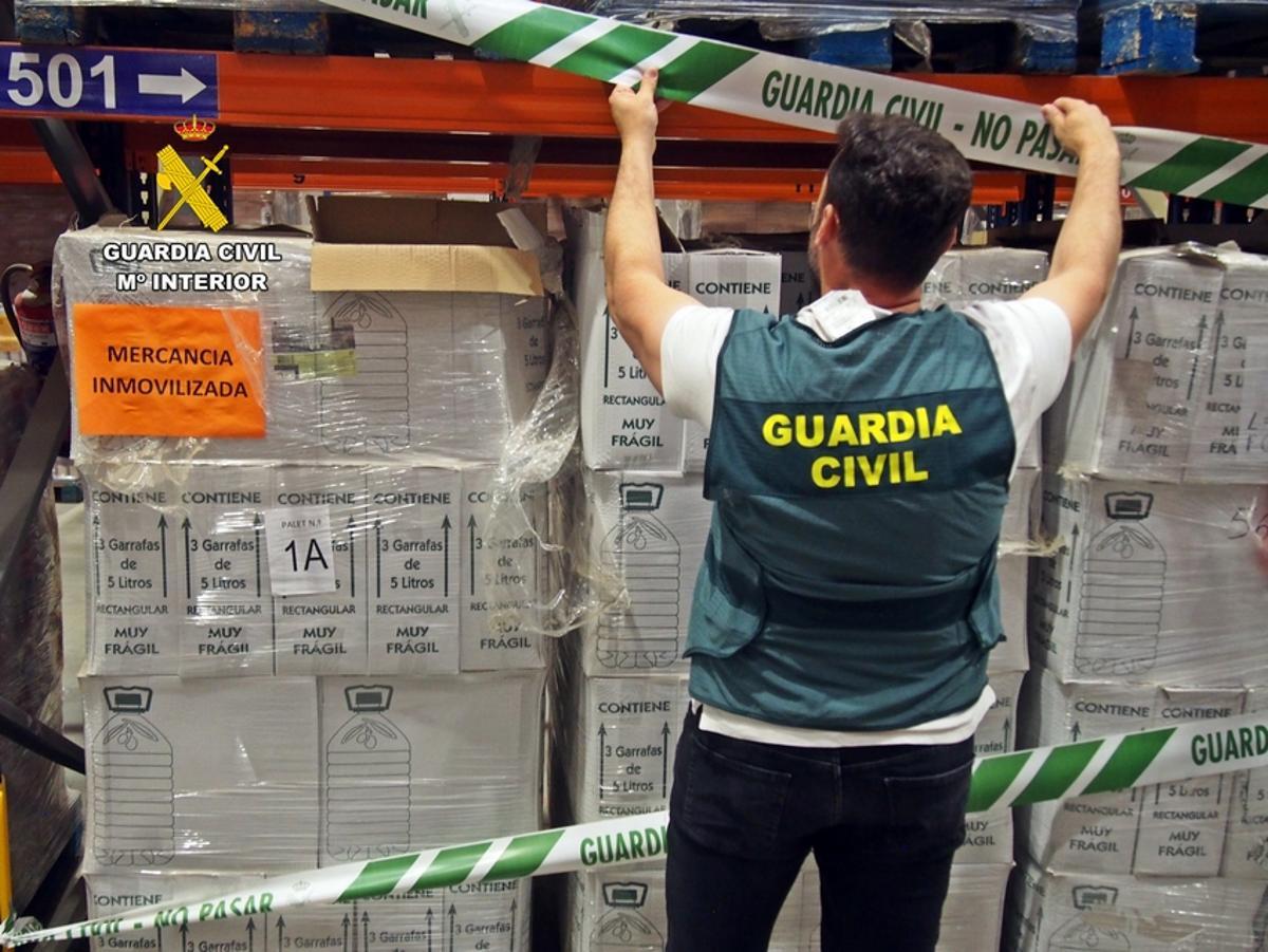 Investigadas 9 personas por mezcla y comercialización ilegal de aceite de oliva