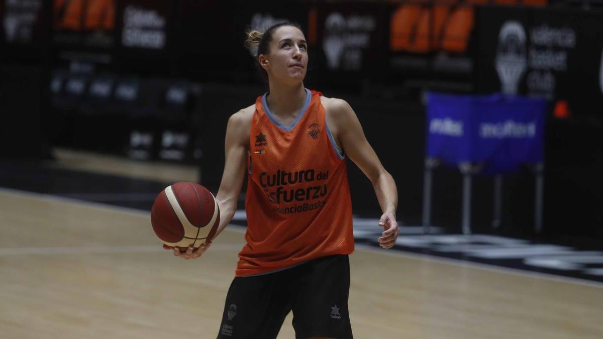 Queralt Casas, en el entrenamiento del Valencia Basket en La Fonteta
