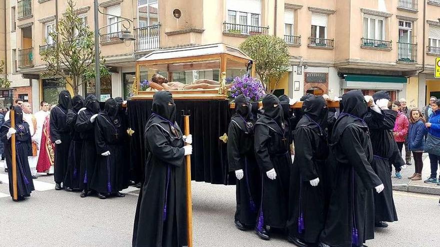 El Cristo Yacente y la Soledad, en volandas