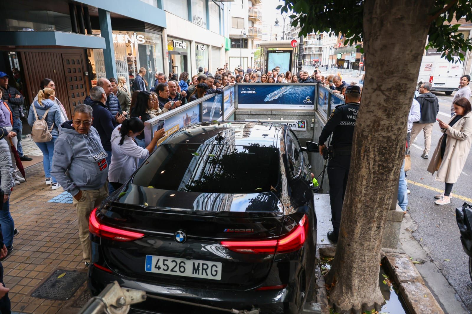 Un conductor ebrio empotra su coche en las escaleras del metro de Colón en Valencia