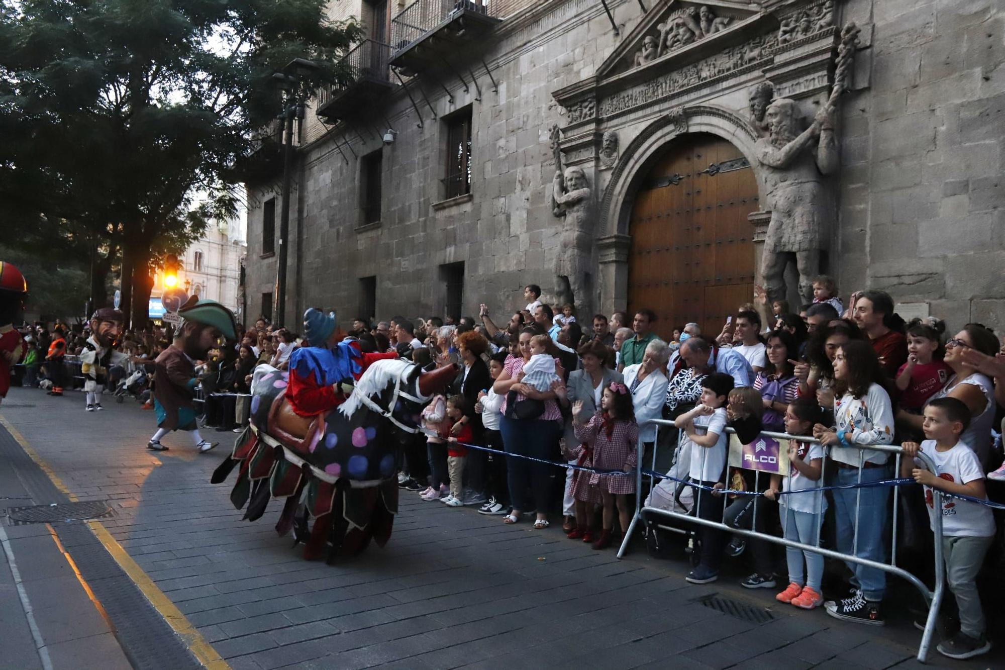 Un colorido y multitudinario pasacalles llena de alegría las calles de Zaragoza
