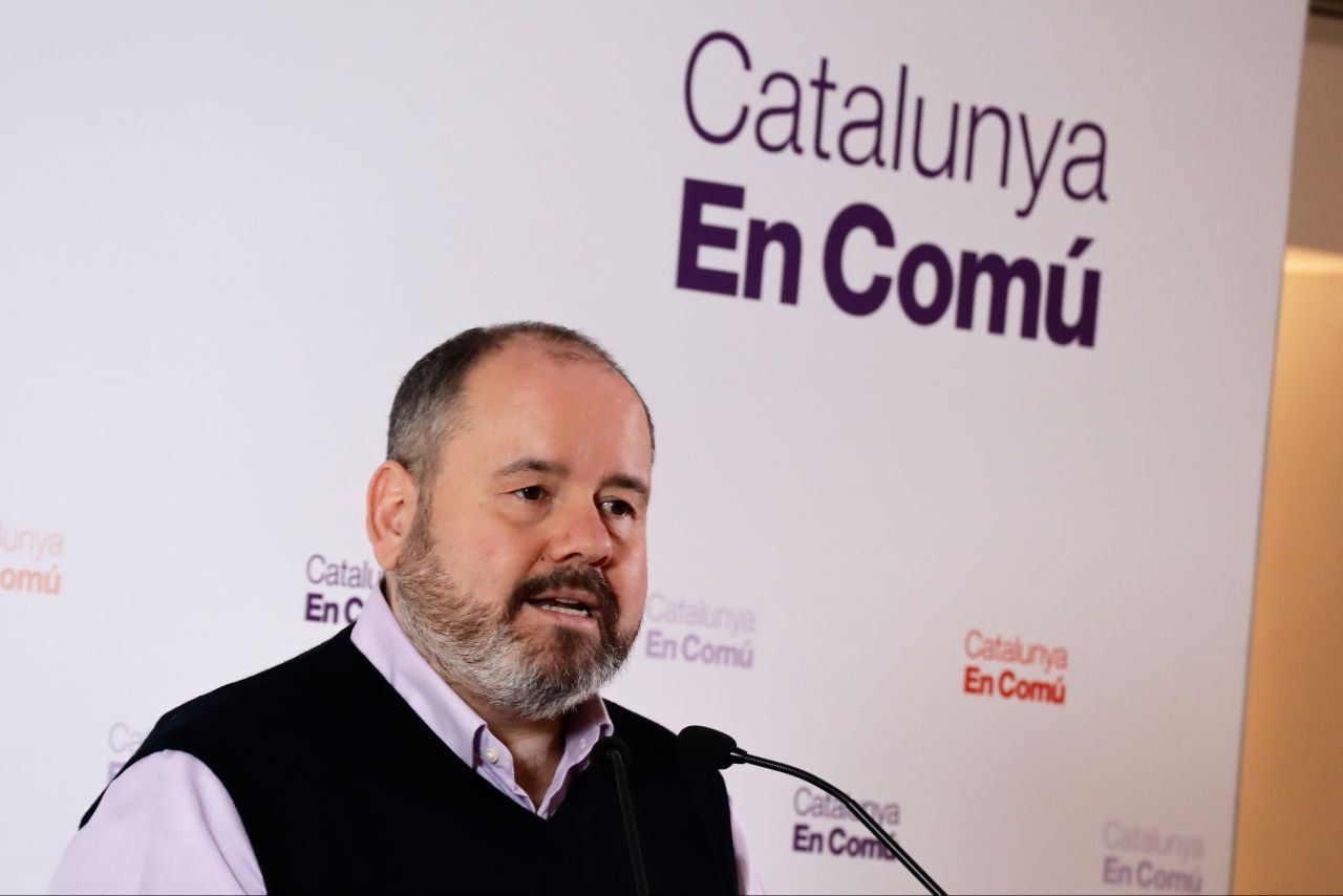 El portavoz de Catalunya en Comú, Joan Mena, este lunes en rueda de prensa