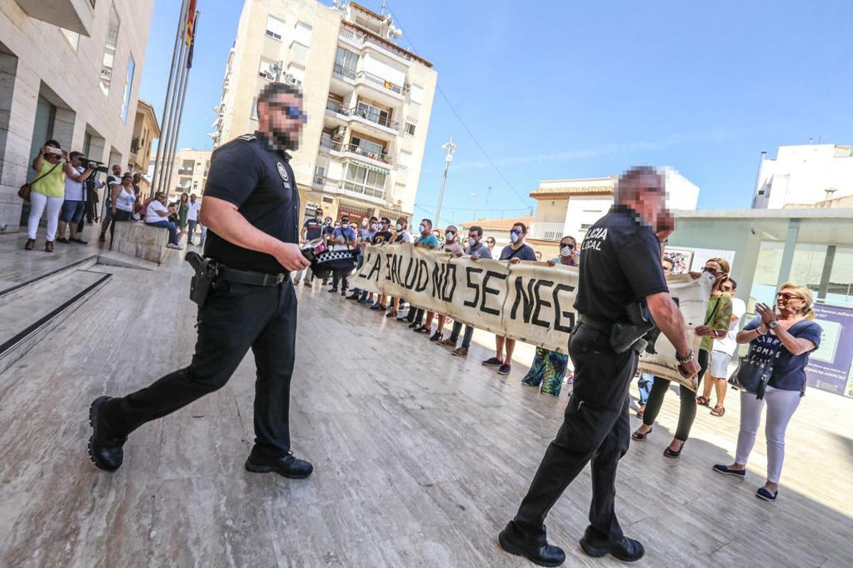 Policías de Pilar de la Horadada en una protesta frente al ayuntamiento