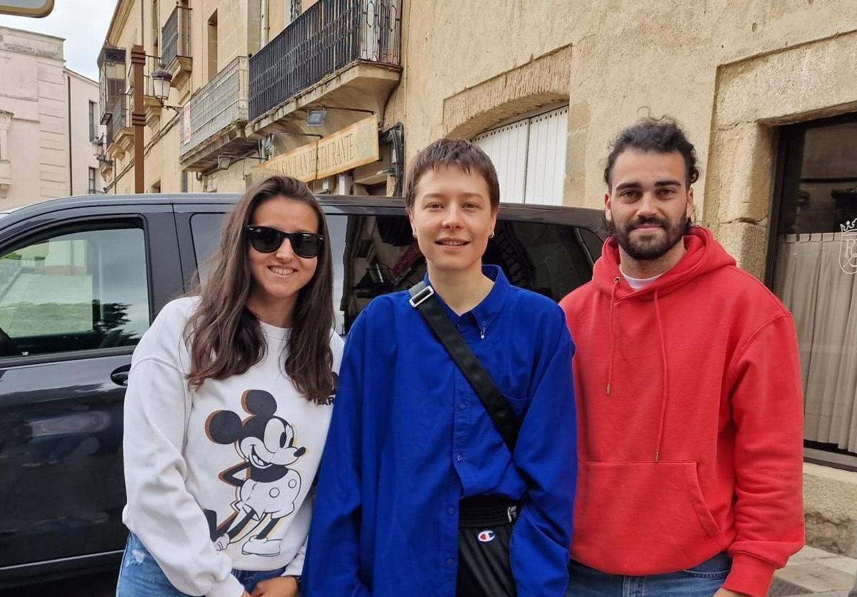 Alberto Guillén e Inma Alvarado con las protagonistas de 'La casa del dragón'. Alberto Guillén e Inma Alvarado con las protagonistas de 'La casa del dragón'.