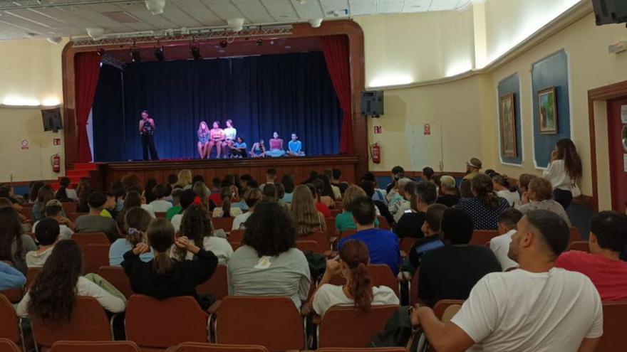 El Círculo Mercantil reúne a 800 estudiantes en una obra teatral contra el acoso escolar