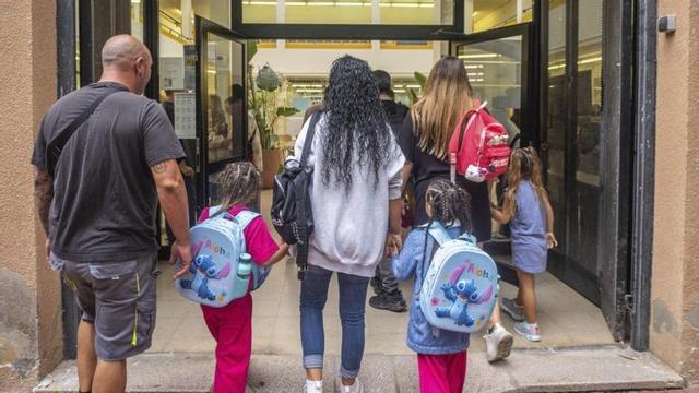 Alumnes entren amb els seus pares en una escola de Barcelona. | JORDI OTIX