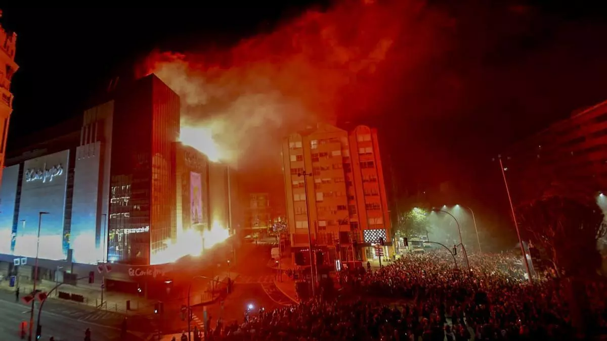 La Arribada del Foc recupera su esencia para encender las Hogueras