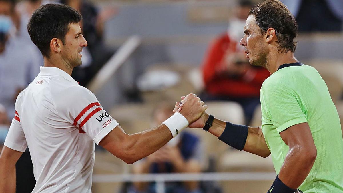 Rafa Nadal felicita a Djokovic tras acabar el trepidante encuentro. | REUTERS/SARA MEYSSONNIER