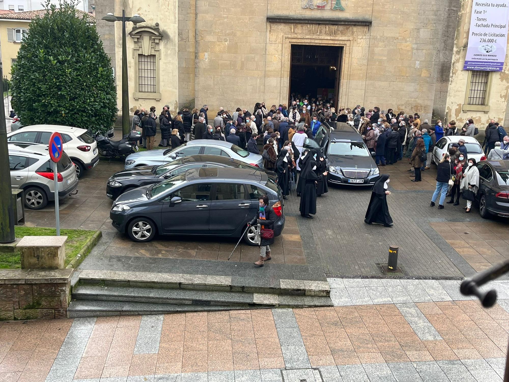 Emocionado funeral en Pola de Siero por el cura "Tito"