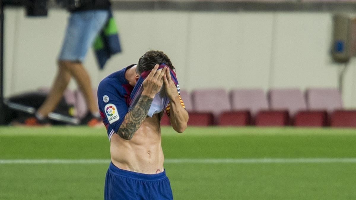 Messi se seca el sudor de la camiseta en un partido en el Camp Nou.