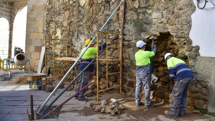 Plasencia inicia la reconstrucción de la muralla de la puerta del Sol tras el derrumbe de una parte
