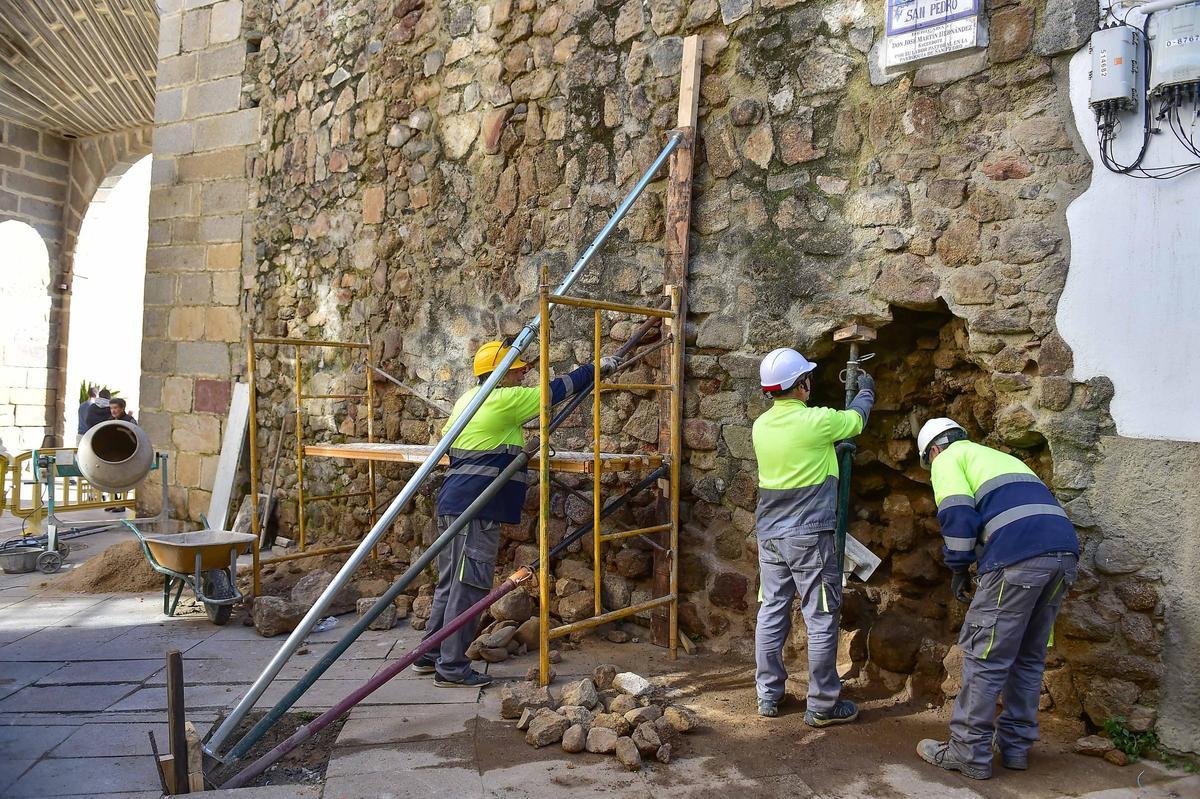 Plasencia inicia la reconstrucción de la muralla de la puerta del Sol tras el derrumbe de una parte.
