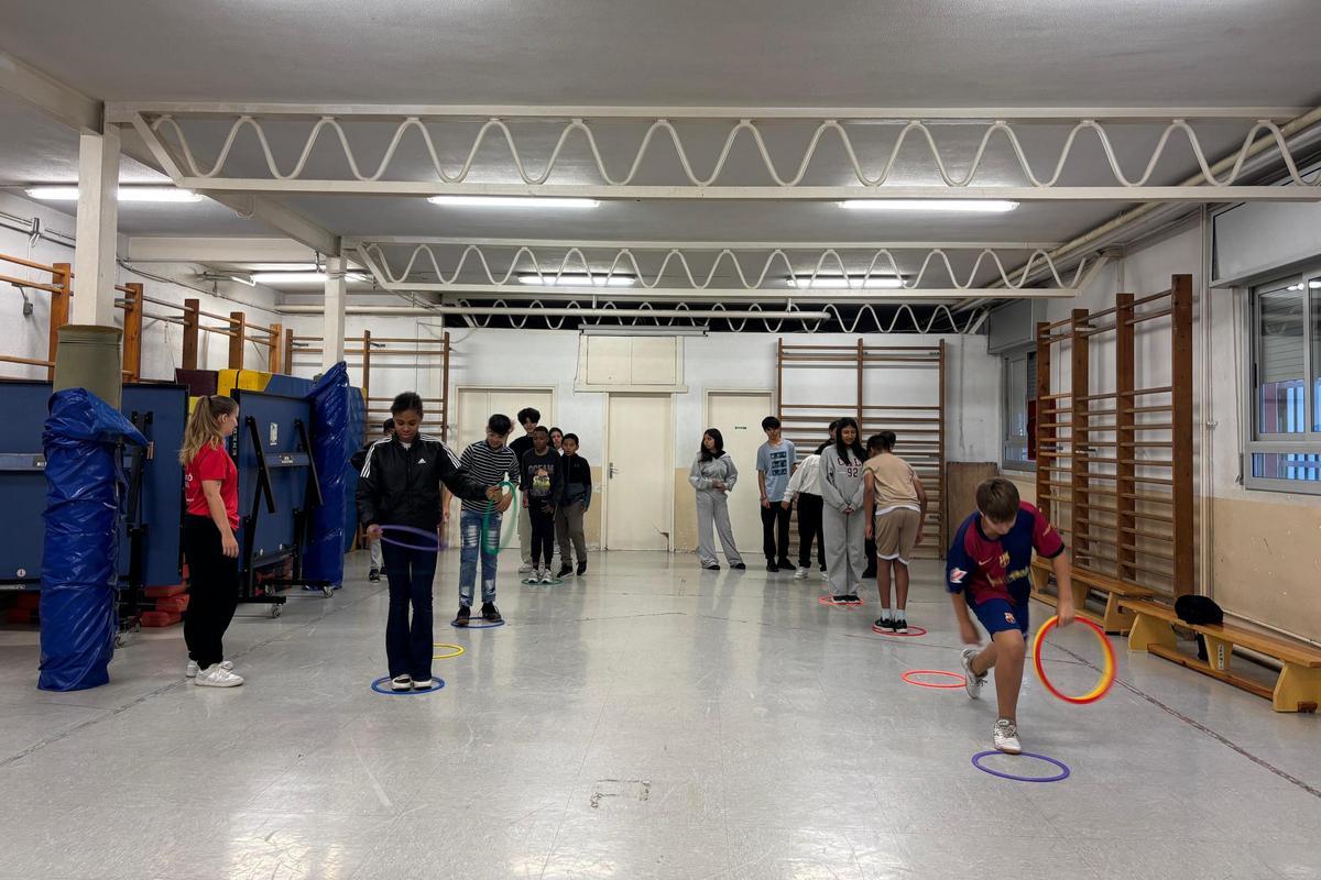Los escolares realizan actividades físicas dentro del programa 'Barça Activa't'