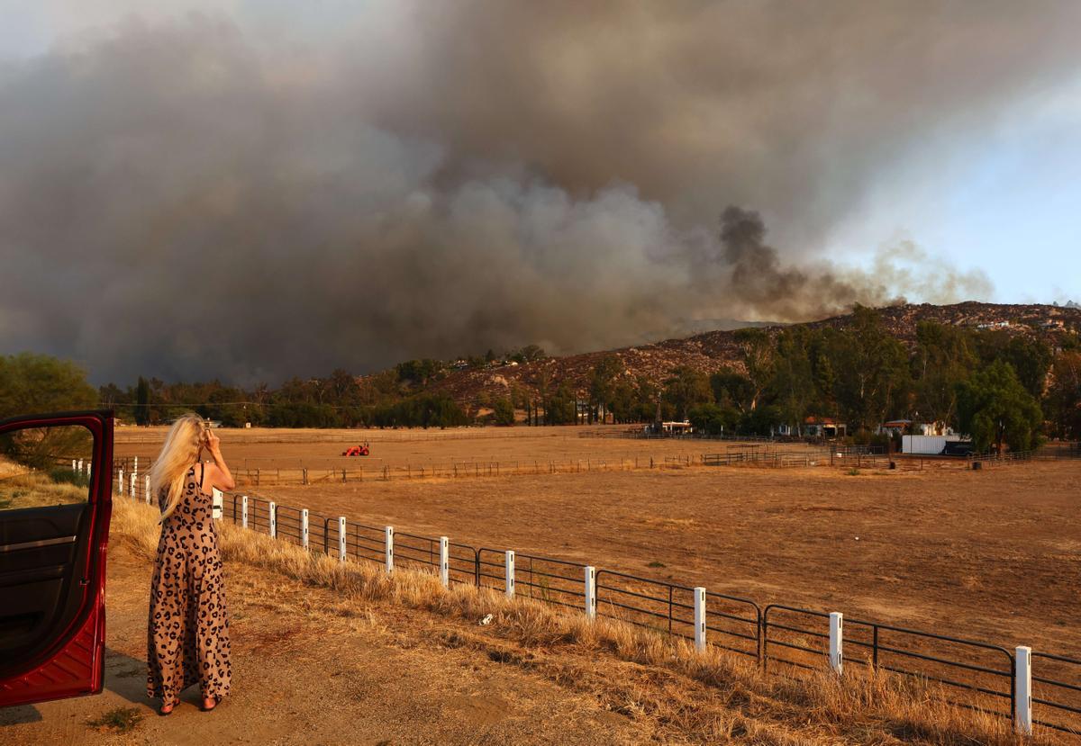 Lucha sin tregua contra el fuego en Hemet (California)