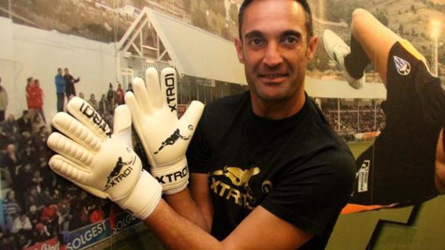 Fernando Maestro, ayer, muestra los guantes de marca propia X-Tro con los que jugarán lo que resta de temporada Dorronsoro y él.