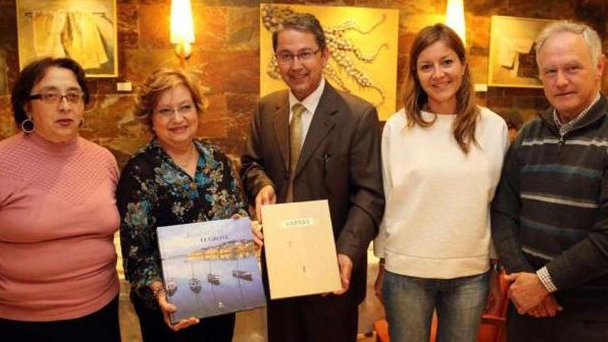 El alcalde recibió a Milagros Novo (2ª i.) en presencia de su hija, Rafael Mourelos y la esposa de éste. // Muñiz