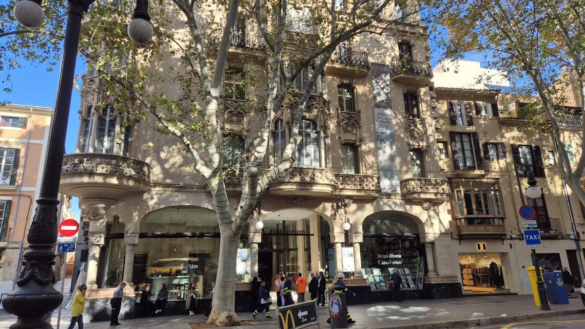 Los bomberos han revisado el edificio del Gran Hotel, en la plaza Weyler de Palma.