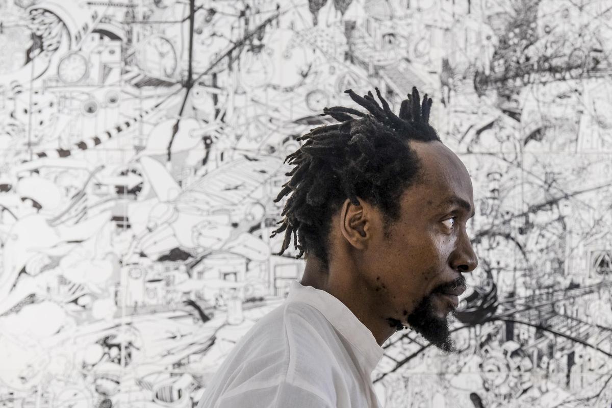 El artista Ramón Esono junto a su obra.