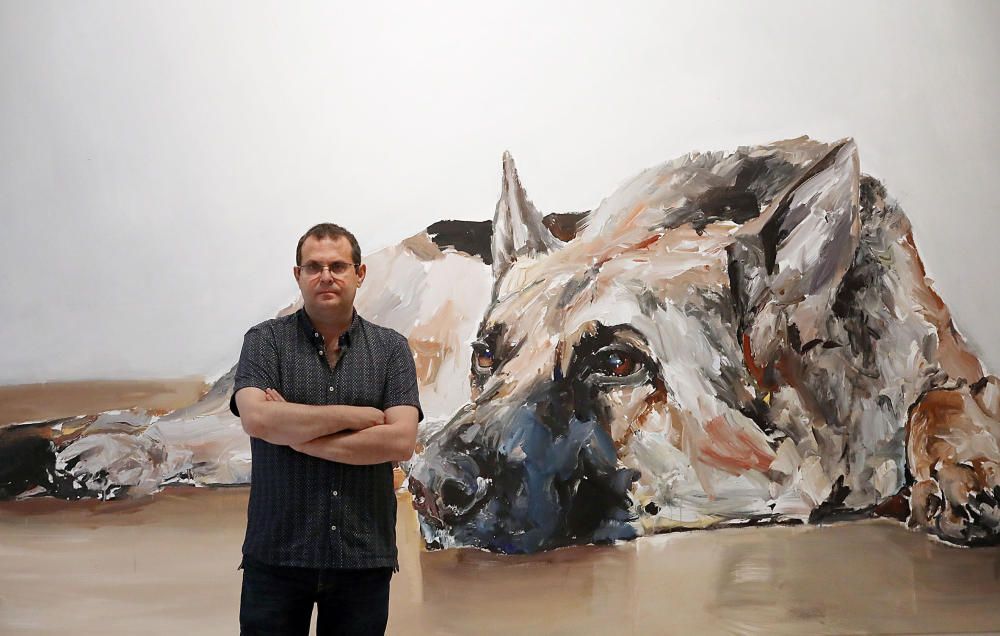 Animales disecados, como un toro o ciervos, colgados como lámparas, junto a pinturas de gran formato, obras del jienense Santiago Ydáñez, se pueden ver en el CAC, en la exposición ''El corazón manda''.